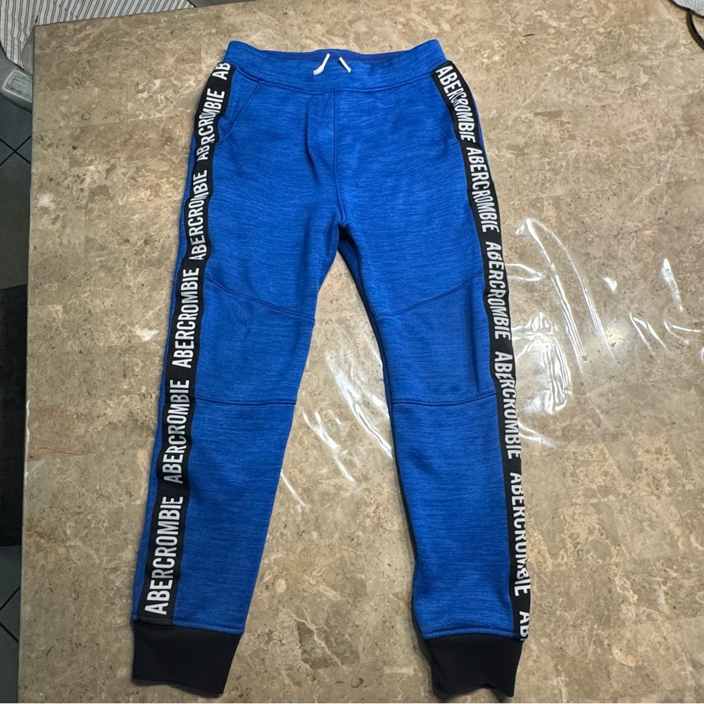 Abercrombie kids boys blue jogger sweatpants 
Like new condition 
Size 11/12 - Picture 4 of 6